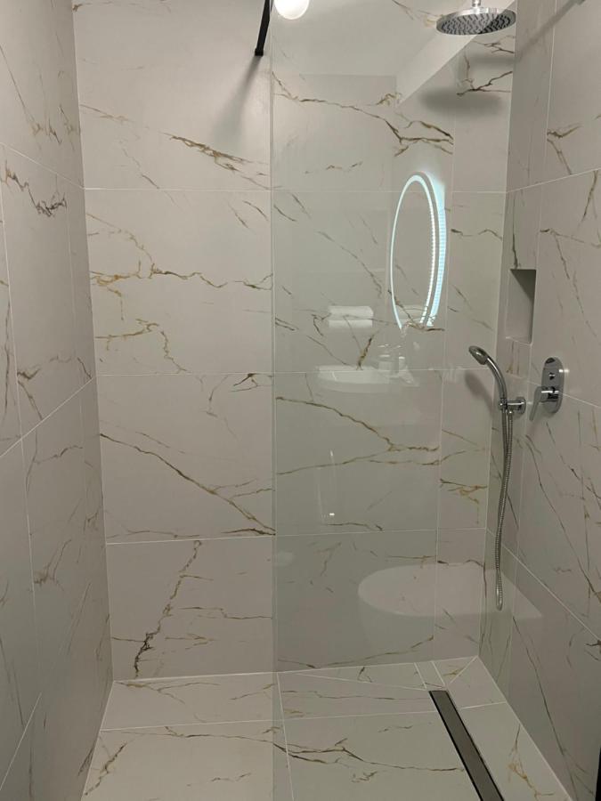 Party Avangarde Apartments City Center Leba Exterior photo